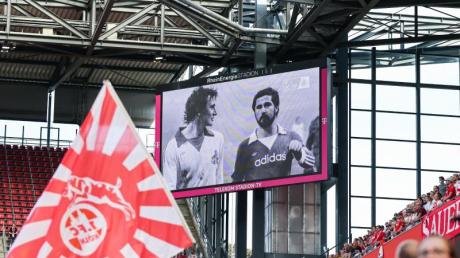 Blick ins Kölner Stadion bei einer Gedenkminute für Gerd Müller.