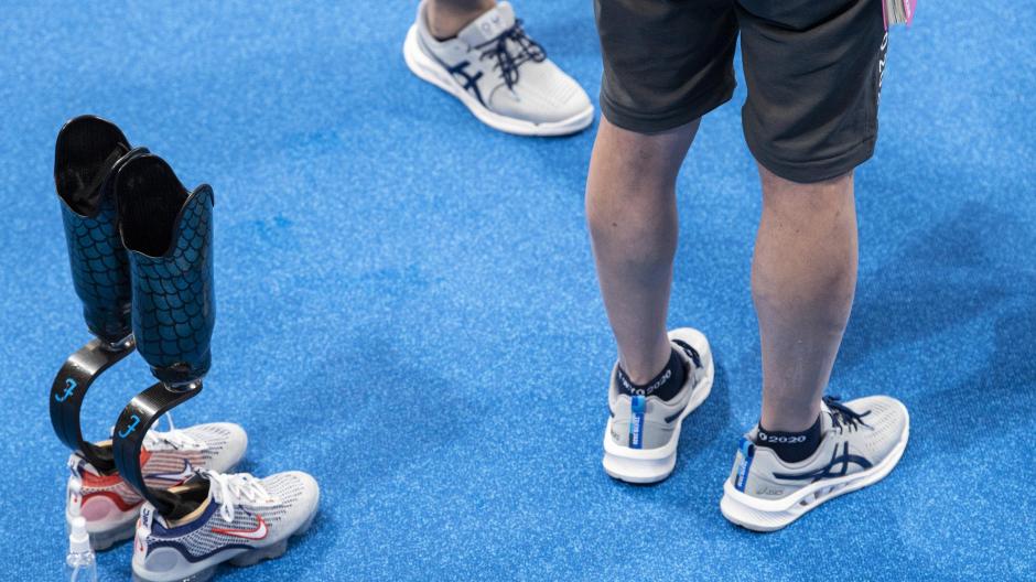 Die Schuhe eines Athleten stehen während des Schwimmtrainings im Aquatics Centre in Tokio. In Japans Hauptstadt finden von 24. August bis 5. September 2021 die Paralympische Spiele statt.