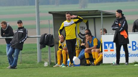 Zur SSV Höchstädt zurückgezogen hat es Trainer Michael Mayerle (Mitte), der hier noch vor der Bank seines vorherigen Vereins TSV Binswangen die Kommandos gibt.