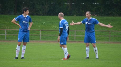 Mit leeren Händen kehrte der FC Emersacker vom Gastspiel beim TSV Göggingen zurück. Florian Bauer, Moritz Förg und Spielertrainer Manfred Müller (von links) mussten mit einer 0:5-Niederlage die Heimreise antreten. 	