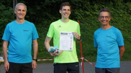 Rekordläufer Andreas Dietrich (Mitte) bekommt eine Urkunde von Thomas Wegst (rechts), Vorstand des TSV Bad Wörishofen, und Robert Böhm (links), dem Abteilungsleiter Leichtathletik. 