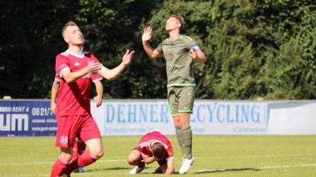 Werner Meyer (links) und der TSV Hollenbach müssen am Sonntag zum FC Stätzling (rechts Loris Horn). Es ist Duell Dritter gegen Zweiter. Der Gewinner bleibt an Spitzenreiter Ecknach dran.  	