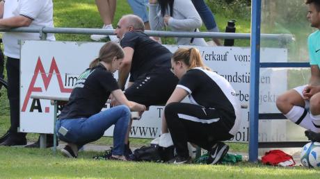 Beim Jubeln verletzte Meitingens Abteilungsleiter Torsten Vrazic und musste von Verena Wagner und Carina Gebhard am Spielfeldrand behandelt werden. 	