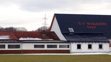 Das Vereinsgelände des Sportvereins Roggden mit dem Sportheim im Mittelpunkt. 	
