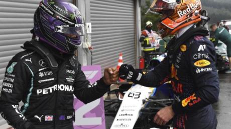 Max Verstappen (r) und Lewis Hamilton liefern sich einen spannenden Kampf um die Gesamtwertung.