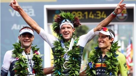 Jan Frodeno (M) feiert auf Hawaii beim letzten Ironman 2019 seinen Sieg.