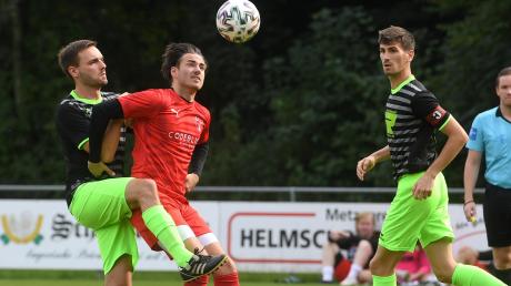 Kaum Luft zum Atmen ließ Weldens Fabian Ecker seinem Stadtberger Gegenspieler Dominik Nürnberger. Rechts TSV-Kapitän Moritz Vermeulen. 	