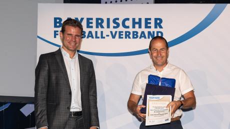 Thomas Greppmeir (rechts) vom BC Adelzhausen wurde vom BFV für sein Engagement ausgezeichnet. Mit dabei: Profi-Schiedsrichter Felix Brych. 	