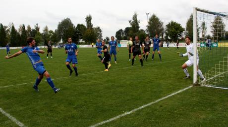Gegen das Topteam aus Zusmarshausen war die SpVgg Langerringen (blaue Trikots) überlegen und erfolgreich. Genau so will die Köbler-Elf am Sonntag auch beim Tabellennachbarn Neusäß auftreten.  	
