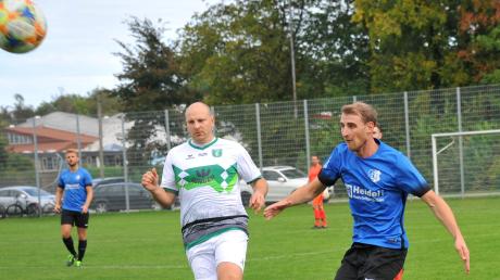 Dem Ex-Glötter Peter Matkey (Mitte) gelangen im grün-weißen Gundelfinger Trikot zwei Treffer beim 3:1-Sieg gegen die Lilien-Gäste um Daniel Oberfrank (rechts).