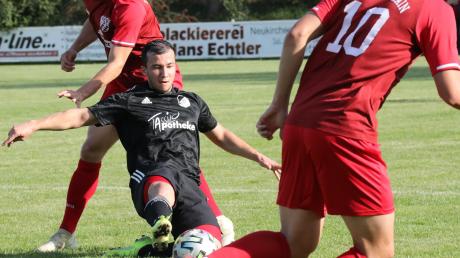 Obwohl sich Sebastian Tyroller (dunkles Trikot) und seine Kameraden vom SV Thierhaupten kräftig ins Zeug legten, gab es gegen Spitzenreiter TSV Rain II eine 1:4-Heimniederlage. 	