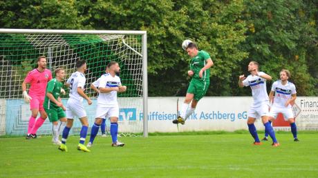 Mehr als ein Lattentreffer von Matthias Böck (Mitte), der hier neben das Tor von SSV-Keeper Felix Körber (links) köpft, war für den SV Aislingen beim Heim-0:2 gegen Dillingen nicht drin.