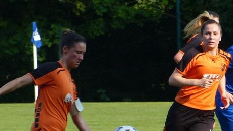 Die Torschützin zum 2:0, Hannah Neher, mit ihrer Mitspielerin Emily Uhl. Der FC Maihingen ist durch sie eine Runde weiter.  	