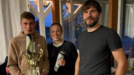 Vereinsmeisterschaft beim TC Maihingen/Utzwingen: David Friedrich, Christina Kraut und Johannes Steinheber posieren mit dem Pokal. 	