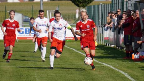Nach dem Sieg im Derby gegen Affing wollen Patrick Modes (links) und der TSV Aindling den Rückstand auf die Tabellenspitze verkleinern. Christoph Burkhard (rechts) und der TSV Hollenbach sind nach der ersten Saisonniederlage auswärts gefordert. 