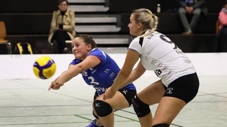 Sie sind wieder im Einsatz, die Volleyballerinnen der DJK Augsburg-Hochzoll. Allerdings verloren Lynn Drigalski (links), Kristina Roppel und ihre Teamkolleginnen zum Saisonauftakt.