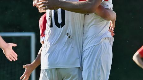 Mit drei Treffern brachte Marco Spengler (rechts) den SV Ottmarshausen gegen den VfR Foret auf Siegeskurs. Marius Hackl gratuliert. 	