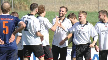Mit Unterstützung einiger Nachwuchsspieler bezwang der TSV Dasing II (weiße Trikots) im Kellerderby den SV Wulfertshausen II.  	