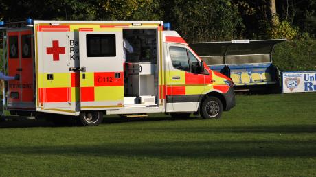 Bitteres Ende eines Derbys: In Türkheim musste für einen verletzten Spieler der Krankenwagen gerufen werden. 	