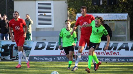 Der FC Stätzling mit Luis Lindermayr (rechts) und Mert Sert (Mitte) hat einen wichtigen Erfolg gegen Ziemetshausen erzielt. 	