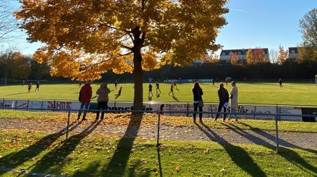 Lange Schatten auf dem Langweider Sportplatz. Lange Gesichter gab es bei dieser Herbststimmung aber nur beim TSV Herbertshofen.