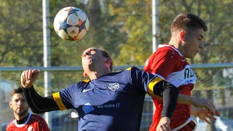 Luftkampf beim Derby in Pfaffenhofen: Der FC PUZ mit Andreas Mayr (Mitte) setzte sich dabei 3:0 gegen Unterthürheim (Matthias Müller) durch.