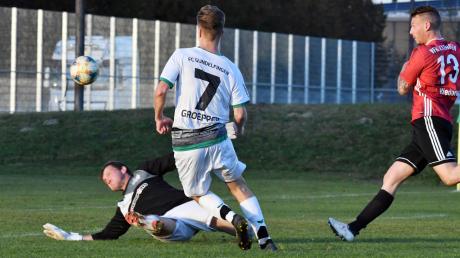 Nik Groepper war auch von Jettingens Keeper Daniel Sax nicht mehr zu stoppen und lupfte den Ball zum 2:0 für die Gundelfinger U23 ins Netz.