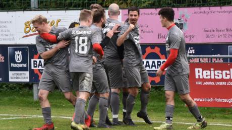 Freude und Erleichterung: Durch den 2:0-Derbysieg gegen den SV Wagenhofen sammelte der SC Rohrenfels drei wichtige Punkte im Kampf um den Klassenerhalt.