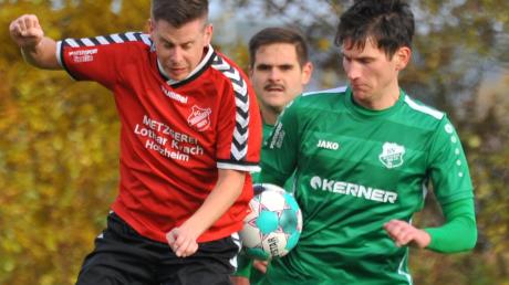 Es klemmt im Aschberg-Derby zwischen dem FC Weisingen (links Fabian Wengenmayer) und Gast SV Aislingen (rechts Matthias Böck, hinten Daniel Sailer). Den Weg in eines der beiden Tore fand der Ball jedenfalls nicht.