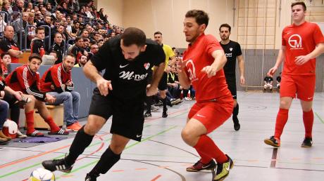 Bei der Endrunde um die Futsalmeisterschaft im Januar 2020 im Kreis Donau standen sich der TSV Wertingen (rote Trikots) und Türk Gücü Lauingen gegenüber. Das Team um Nuh Arslan (links) – hier im Duell mit Wertingens Marco Schiermoch – setzte sich im Siebenmeterschießen mit 4:3 durch. Beide Teams dürfen, da die Dillinger Landkreismeisterschaft nicht stattfinden kann, bei der Kreis-Endrunde 2022 in Günzburg antreten.