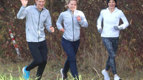 Gute Laune in Jetzendorf: (Von links) das Läuferehepaar des LC Aichach Michael und Hannah Sassnink und die Siegerin Yvonne Kleiner,  	