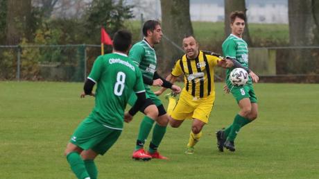 Foulspiel von Finn Heinen vom SC Oberbernbach an Ismail Ayar (gelb) im Spiel gegen die SF Bachern.  	