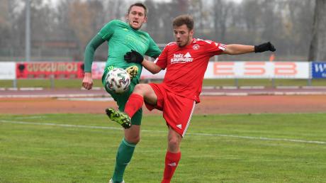 In einer engen Partie gegen Bad Heilbrunn siegte der SV Mering (rote Trikots) mit 2:1. Hier kämpft zweifacher Torschütze Jeton Abazi um den Ball.  	