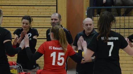 Abklatschen nach dem Erfolg: Die Volleyball-Damen aus Kleinaitingen haben einen weiteren Sieg eingefahren. 	
