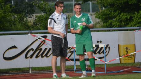 Nach dreiwöchiger Krankheitspause kehrt Zusmarshausens Trainer Thomas Weber (links) wieder an die Seitenlinie zurück. In der Zwischenzeit wurde er von Christian Wink vertreten. 	