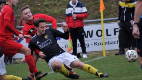 Johannes Maurer (dunkles Trikot) ist der torhungrigste Stürmer der Liga. Auch in Weißenhorn gingen zwei Treffer auf sein Konto.  	