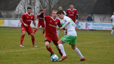 Kein Durchkommen für Horgau. Der TSV Hollenbach (rote Trikots) siegte auswärts und übernahm die Tabellenführung der Bezirksliga. 	