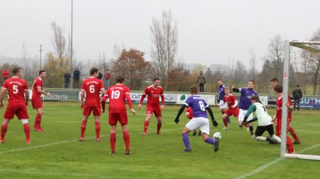 Der TSV Oettingen (rote Trikots) musste sich dem TSV Wemding mit 1:3 Toren geschlagen geben.  	