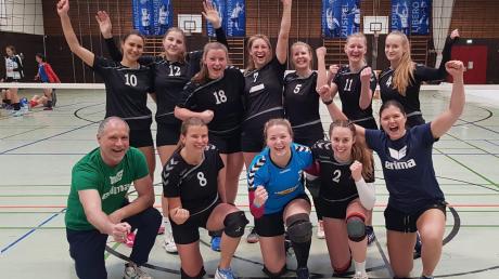 Den 30. Geburtstag ihrer Spielführerin Lias Steppich feierten die Volleyball-Frauen des FC Langweid mit einem 3:1-Sieg bei der DJK Hochzoll II. 	