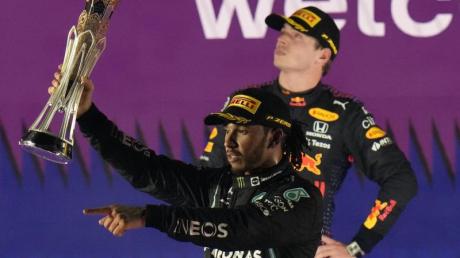 Der britische Mercedes-Pilot Lewis Hamilton feiert seinen Sieg beim Großen Preis von Saudi-Arabien vor dem zweitplatzierten Red-Bull-Piloten Max Verstappen aus den Niederlanden.