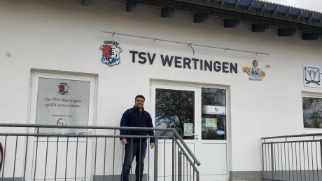 Der alte und neue Präsident des TSV Wertingen, Roland Stoll, auf der Terrasse des Sportheims auf dem Judenberg.