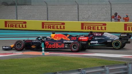 Max Verstappen (l) vom Team Red Bull beim Überholmanöver gegen Mercedes-Pilot Lewis Hamilton.