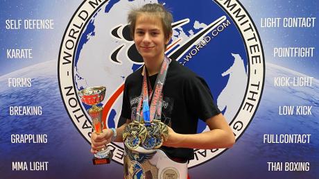 Hochdekoriert ist Lukas Basl von der Karate- und Kickbox-Weltmeisterschaft in Bregenz zurückgekommen. Er gewann zwei Titel und eine Bronzemedaille. 	