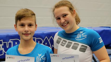 Stolz präsentieren die Trampoliner Sina Karletshofer und Philipp Kleidernigg ihre Silbermedaillen bei den bayerischen Meisterschaften.  	