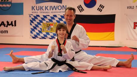 Meister Leo und sein Lehrmeister: Der achtjährige Türkheimer Leo Fay bestand vor Kurzem die Schwarzgurtprüfung im Taekwondo. In der Schule von Dennys Koller (hinten) darf er nun schon ab und zu das Kindertraining leiten.  	