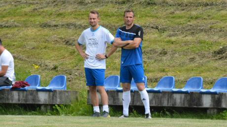 Erfolgs-Duo. Florian Kempter und Manfred Müller (von links) führten den FC Emersacker erstmals in seiner Vereinsgeschichte in die Kreisliga. 	