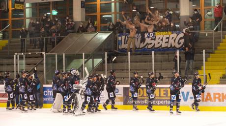 Endlich können die Landsberger mit ihren Fans wieder feiern: Gegen Oberliga-Spitzenreiter Weiden gelingt den Riverkings ein 5:3-Sensationssieg. 	