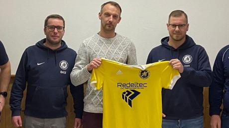 Abteilungsleiter Sebastian Heindl (links) präsentiert das neue Trainerduo des SV Ehingen/Orlfingen mit Reinhold Armbrust und Patrick Sellner. 	