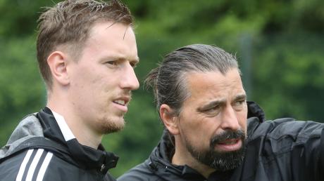 Emanuel Baum (rechts) und René Kunkel bilden auch in der kommenden Spielzeit das Trainerduo beim Kreisligisten TSV Friedberg.  	