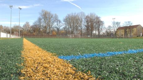 Noch herrscht blauer Himmel vor. Doch die Kunstrasenplätze in Gersthofen (hier im Bild), Batzenhofen und Neusäß rücken in den kommenden Wochen trotzdem in den Mittelpunkt als Austragungsort für Fußball-Vorbereitungsspiele.  	
